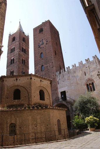Albenga, le baptistère et les tours de la cathédrale